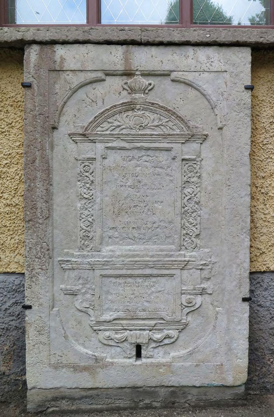 Den äldsta gravhällen är placerad till höger om kyrkans norra entré. Stenen är dekorerad i låg relief.