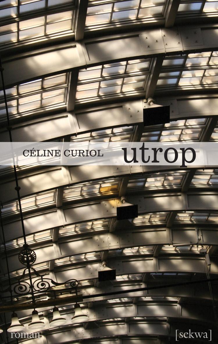 Utrop av Céline Curiol Utrop berättar om en ung, namnlös kvinna som arbetar på järnvägsstationen Gare du Nord. Osynlig sitter hon och ropar ut tågens ankomster och avgångar.