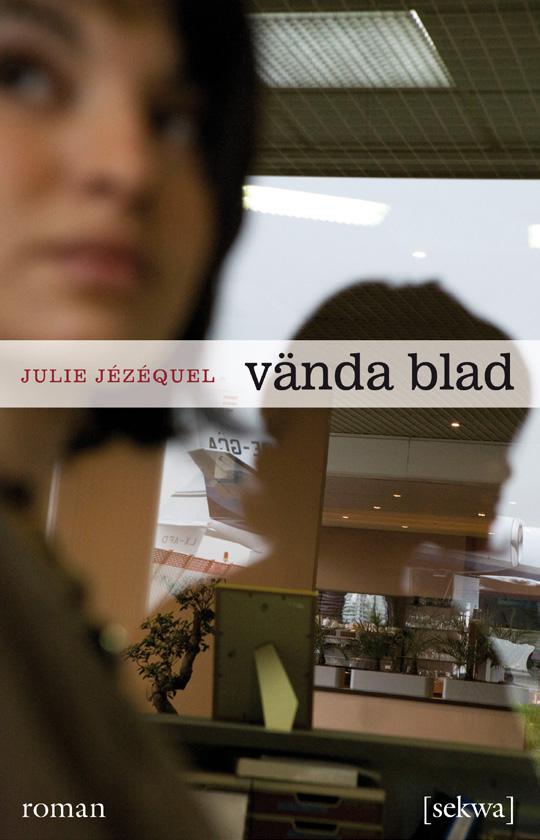 Vända blad av Julie Jezequel Clara Tallane, erkänd och uppskattad manusförfattare för teve, blir bannlyst i tevebranschen sedan hon vält ett skrivbord i knät på sin producent.