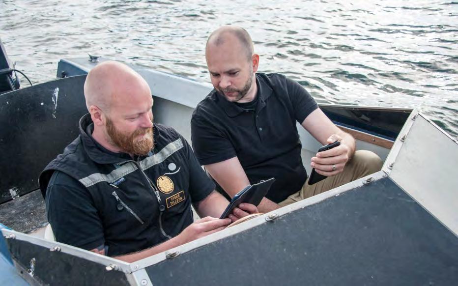 DIGITAL FÖRVALTNING Thomas Abrahamsson vid ifiske (t h) stämmer av rutinerna för digital fisketillsyn med fisketillsynsperson Claes Stener.