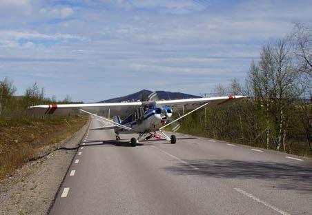 Cessnaplanet är relativt varmt men Super Cuben är som ett kylskåp med vingar på, säger Olle Persson och skrattar. Förra hösten genomförde Olle Perssons hemvärnsflyggrupp en överlevnadskurs ute i fält.