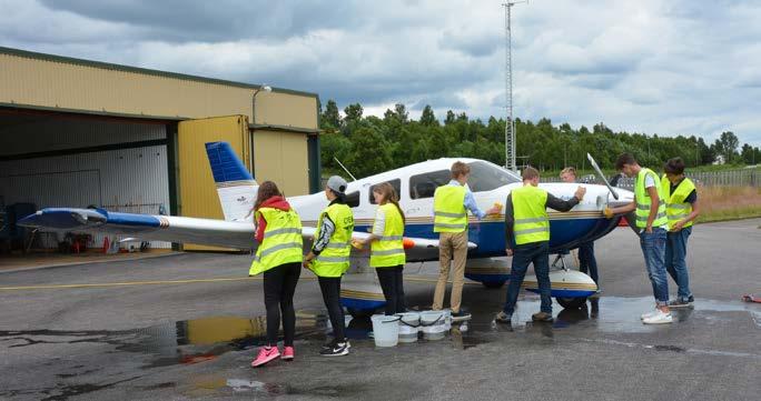 För att nå denna frihet krävs det kunskap i en mängd ämnen och för att få ut mesta möjliga krävs det samverkan med alla andra piloter, trafikledare och tekniker där vi ingår i en fantastisk gemenskap.
