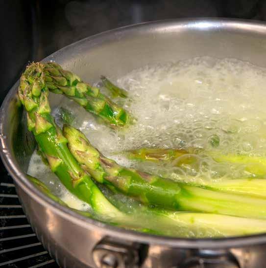 Basen i kökens menyer varierar över året med bland annat vilt, fisk och skaldjur samt primörer och ingredienser från skogens skafferi allt utifrån tillgång och säsong.