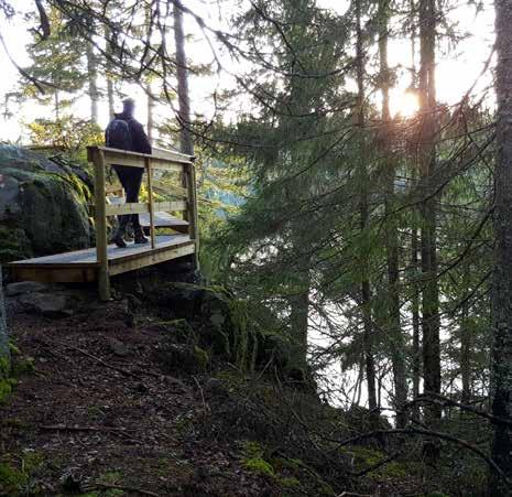 Leden tar dig genom ett annorlunda landskap med strömmande forsar, stenstränder och branta sluttningar.