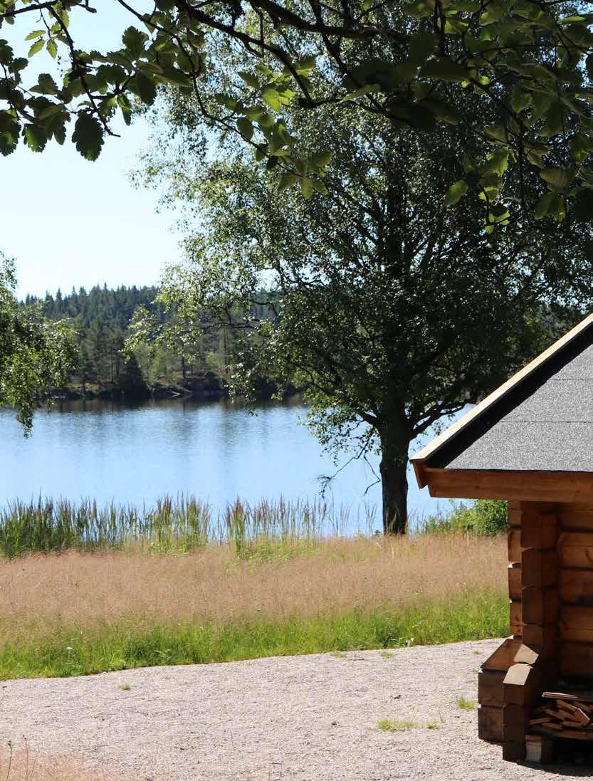 Några av lederna ansluter till Bohusleden. Informationstavla finns vid parkeringsplatsen.