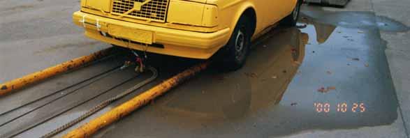 från där utvinklingen av räcket börjar (36 m från punkten där terminalen går över till fullhöjdsräcke) Modell: Volvo 244 Årsmodell: 1982 Chassinummer, VIN: 244812C0793493 Testvikt: