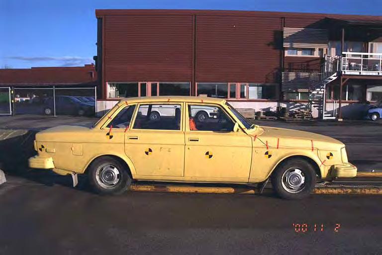 7.8.2 Prov 2000-11-02 2 Modell: Volvo 244 Årsmodell: 1977 Chassinummer (VIN): 2442H03597 Testvikt: 1 453 kg Tjänstevikt: 1 350 kg Ballast: Tyngdpunkt CG x : 1 240 mm bakom framaxel Tyngdpunkt CG y :