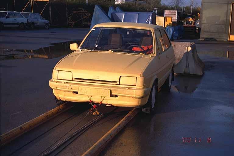 7.9.2 Prov 2000-11-08 2 Modell: Ford Fiesta Årsmodell: 1986 Chassinummer (VIN): BXXGAFBFC13919 Testvikt: 932 kg Tjänstevikt: 860 kg Ballast: Tyngdpunkt CG x : 870 mm bakom framaxel Tyngdpunkt CG y :