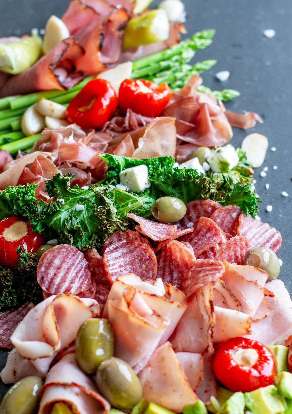 Färgsprakande vårbuffé med mixad chark.