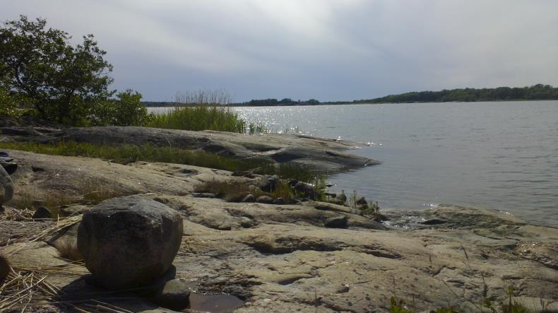 Fastigheten är 2,16 ha och är till stora delar bergsbunden med fina klippor