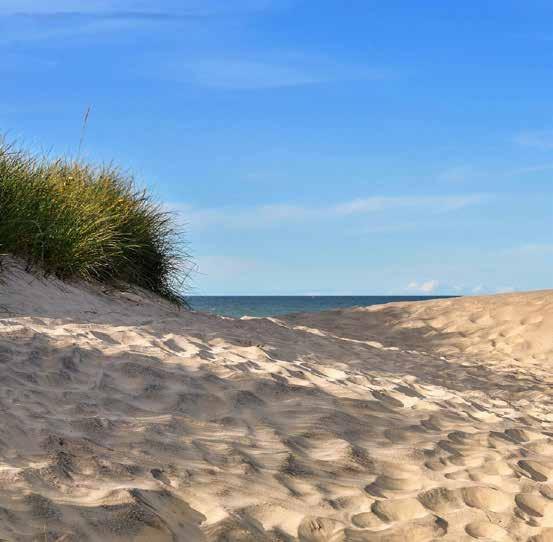 Här bor du alldeles ostört men har ändå nära till utbudet i centrala Falkenberg och till stranden.