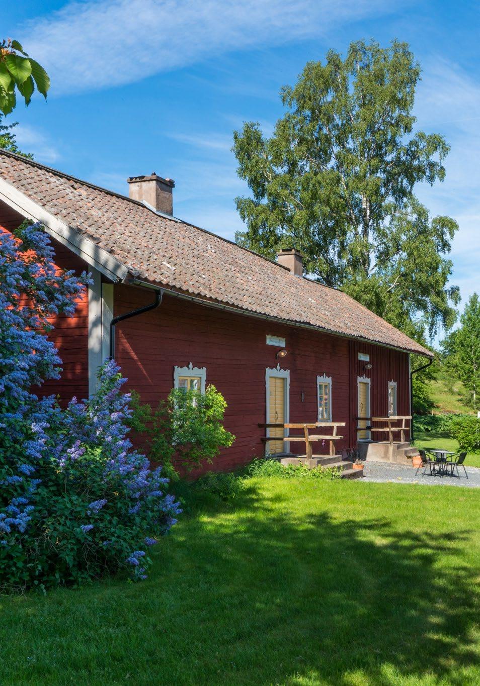 Övernattning Sov skönt i Småländska parhus och hotellrum för att vakna upp utvilade. Här finns 19 hotellrum, varav 11 lägenheter med fyra bäddar i samt 8 dubbelrum.