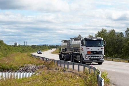 Godstransporter på vägar Det offentligt finansierade vägnätet är 14 gånger så långt som järnvägsnätet. 86% av det samlade tonnaget går på väg. 65% av det landbaserade godstransportarbetet går på väg.