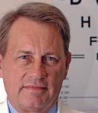 William Miller erhöll sin optometriexamen vid Ohio State University och doktorerade 1994 i fysiologisk optik. Han är specialist inom det främre segmentet, kontakt linser och laserbehandling. Dr.