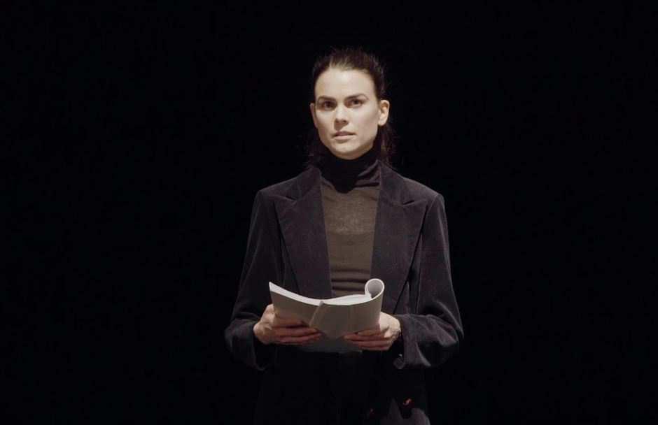 Om versmått EwaMaria Roos, röstpedagog på Dramaten, berättar om blankversen i Hamlet tillsammans med skådespelaren Karin Franz Körlof.