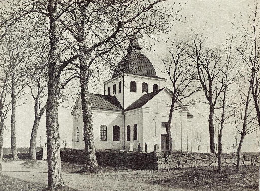Prosten Nils Swederus, verksam under 1800-talets början sade om kyrkogården: En stenbunden backe, otjänlig och trång för likbegravningar. 2 Utanför kyrkans västra sida låg vid 1829 en hög jordkulle.