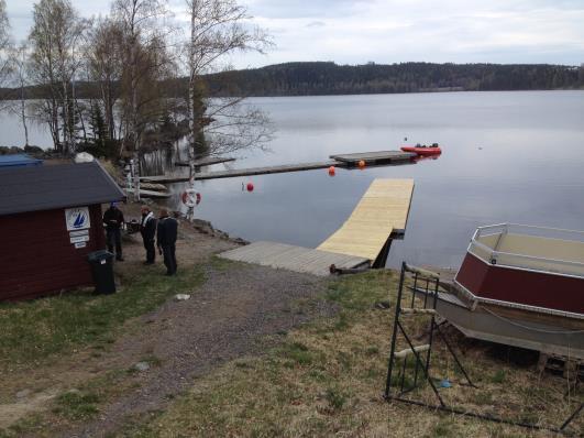 Det enda krav vi ställer är simkunnighet, förutom om man vill vara med på seglarskolans fortsättningskurs, eller på kappseglingsträningen.