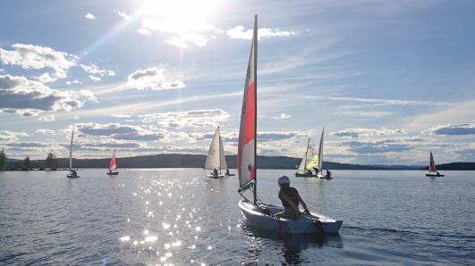 Målgång av jollarnas medaljrace Foto: Karl Bernt Askelin Träning Vi planerar att dra igång den första allmänna träningen för säsongen måndagen den 21/5 och den första kappseglingsträningen onsdagen