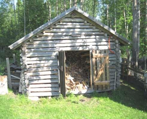 Veden kan eldas kommande vinter, men bäst är om veden får torka två somrar En rymlig vedbod gör att du kan ha två års lager = ingen stress att hugga exakt årsförbrukning under