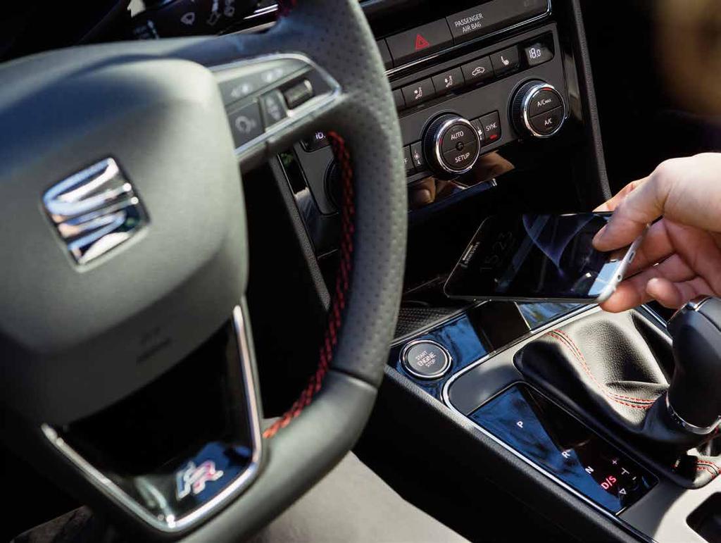 Teknik Varför nöja sig med mindre. SEAT Leon är utrustad med teknik på alla tänkbara sätt. Full Link Teknologin ansluter din smartphone till bilen för en bekymmersfri körupplevelse.