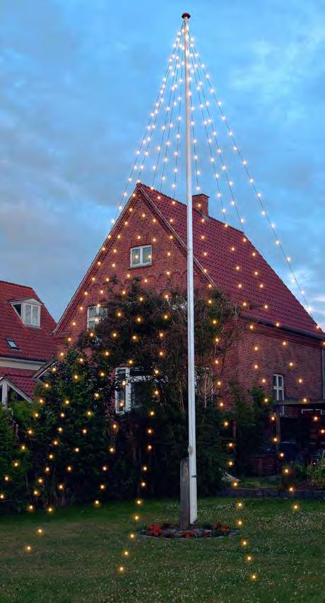 Varmgula -lampor, ej utbytbara, kopplade i serie om tio lampor. Mörk sladd. 17 m 9 m 36 led FLAGPOLE SET An set suited for decorating trees, flagpoles or various structures for example.