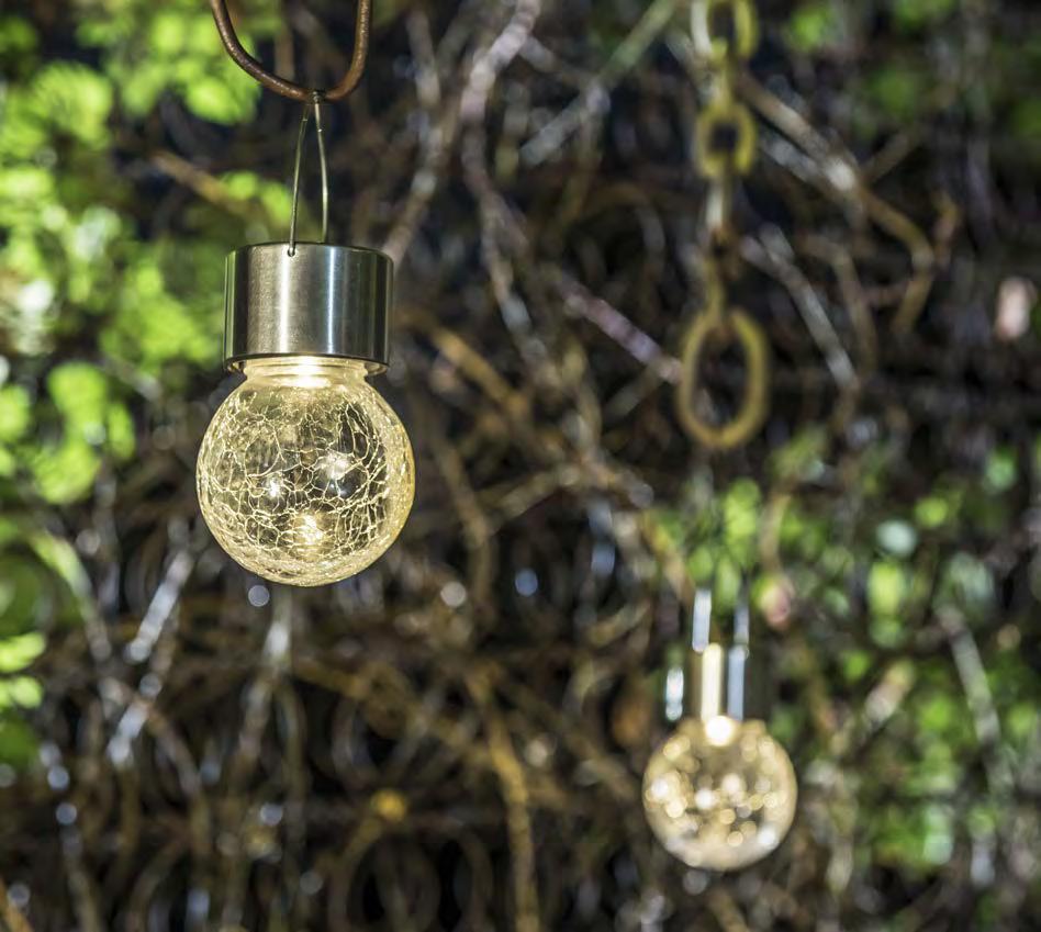 UPPÄNGNINGSBAR SOLAR-GLASLYKTA Vacker liten -solcellslykta som ger ett behagligt sken. ängs med fördel i grupper om fler. Varmvit, ej utbytbar. Utbytbart och laddningsbart batteri ingår.