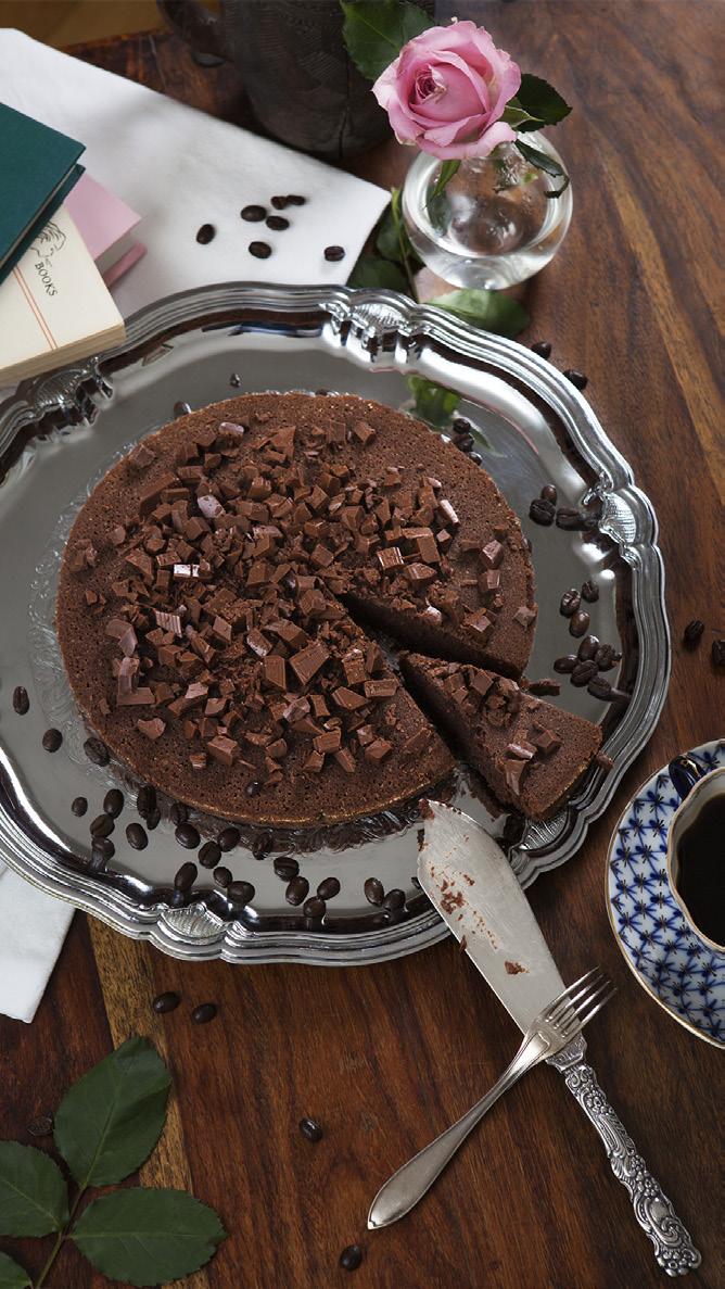 Imponera på kollegor, familjen eller klasskompisar genom att bjuda på något hembakt. Här kommer ett recept på kladdkaka med kaffe och hackad choklad.