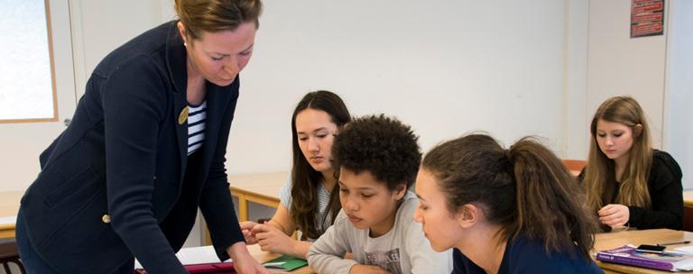 Genomföra bokpresentationer Arbeta med delat läsande Använda lässtrategier vid textsamtal Innehåll: Modulen visar hur lärare genom kommunikationsstöd och olika arbets