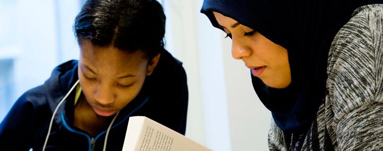 och produktion av olika typer av digitala texter ingår. Den bidrar till en kollegial diskussion kring digitaliseringens betydelse för den pedagogiska verksamheten.