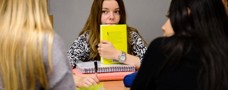 Analysera och kritiskt granska Läsa och skriva text av vetenskaplig karaktär Kommunikation i naturvetenskapliga ämnen i textrika ämnen Innehåll: Modulen handlar