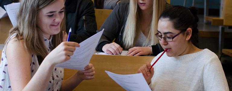 Exempel på innehåll: Läsa och skriva naturvetenskapliga texter Utforskande samtal och annan klassrumsinteraktion Kommunikationens roll i en allsidig bedömning