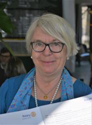 och senast den 30/8 via anmälningsformuläret på distriktets hemsida https://rotary2370.