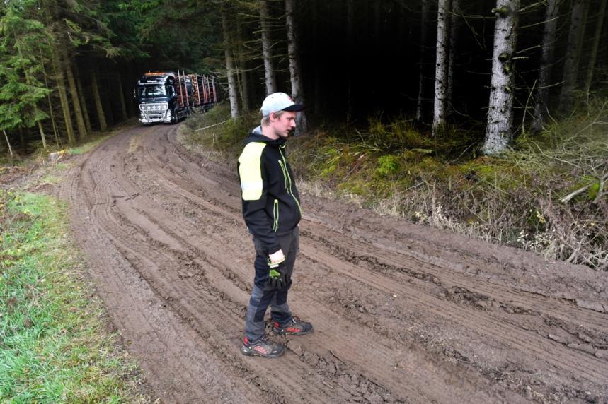 säkrare virkesförsörjning till industrin. underhåll och förbättringar av skogsbilvägarna.