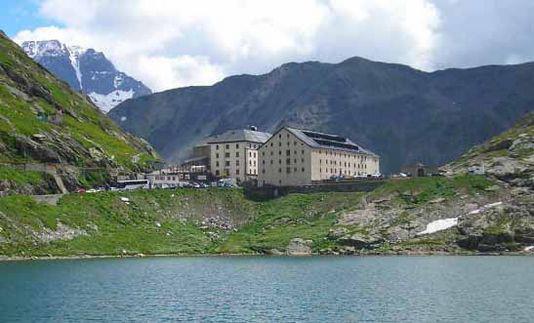 Bourg Saint Pierre Dag 2 Bourg Saint Pierre Colle del Gran San Bernardo Även om dagens vandring är kort så är det bra att starta i god tid, du skall uppför cirka 998 meter och du kommer att vandra