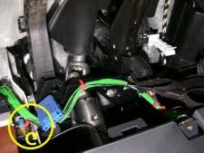 11) Gaspedalsensor Ovanför gaspedalen sitter gaspedalsensorn. Från pin 4 (fjärde kabeln räknat framifrån bilens riktning) går signalkabeln (oftast grå/blå). Denna kabel ska INTE klippas av.