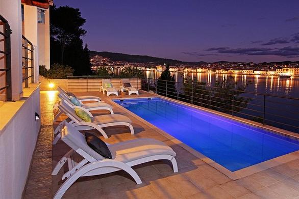 Holiday homes and villas with pools.