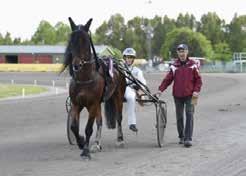 Nu valde Johan att sitta kvar när attackerna kom bakifrån och 800 kvar satt han fast. Luckan kom i sista sväng och via en bra avslutning i fjärdespår fick Lydia ånna greppet sista biten.