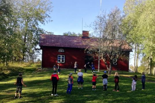 Vi försöker åka på läger anordnade av andra kårer, i den mån våra ledare kan och rent ut sagt orkar.