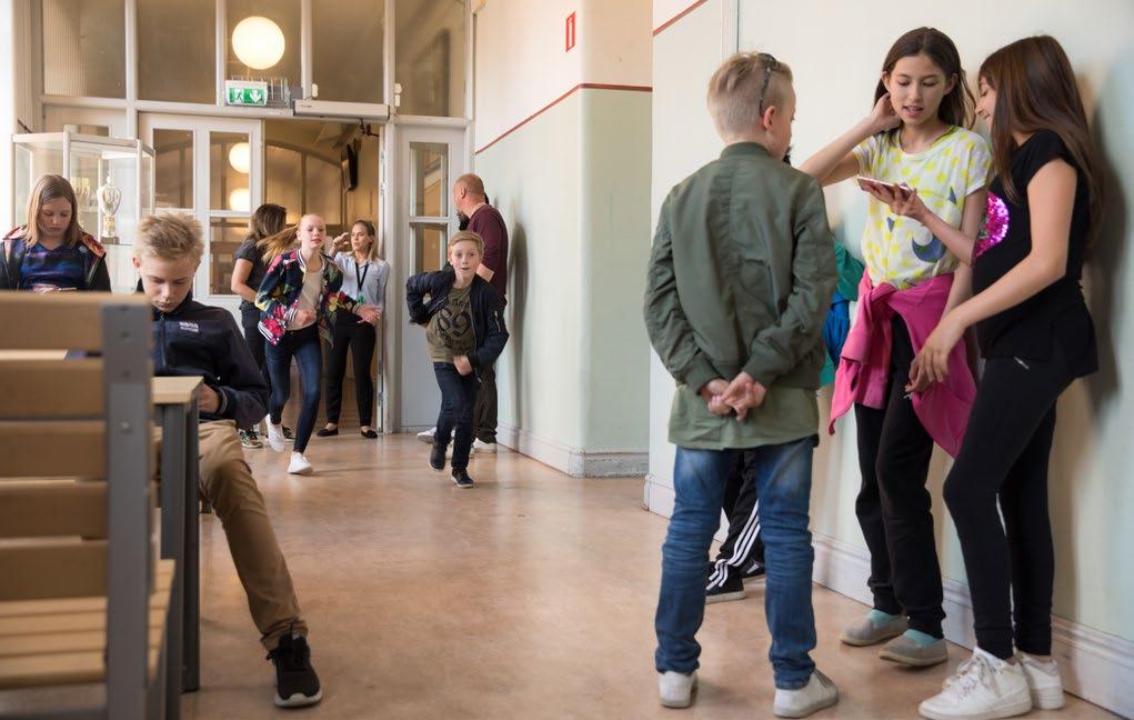 När det gäller påståendet om att sexuella trakasserier förekommer i deras skola så är det en låg andel av både högstadieungdomarna och gymnasieungdomarna som svarar att detta stämmer helt eller till