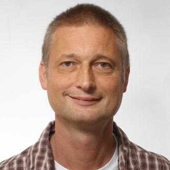 Kungarna kommer! Baltasar! Baltasar! Det är det alla ungarna ropar! Det är den mörkhyade, eller är han skokrämssminkad, vise mannen som alla vill se och alla vill få en blick av.