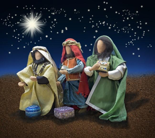 De kastar godis omkring sig och barnen, och en och annan vuxen, dyker ner i folkmassan och plockar upp och fyller fickorna.