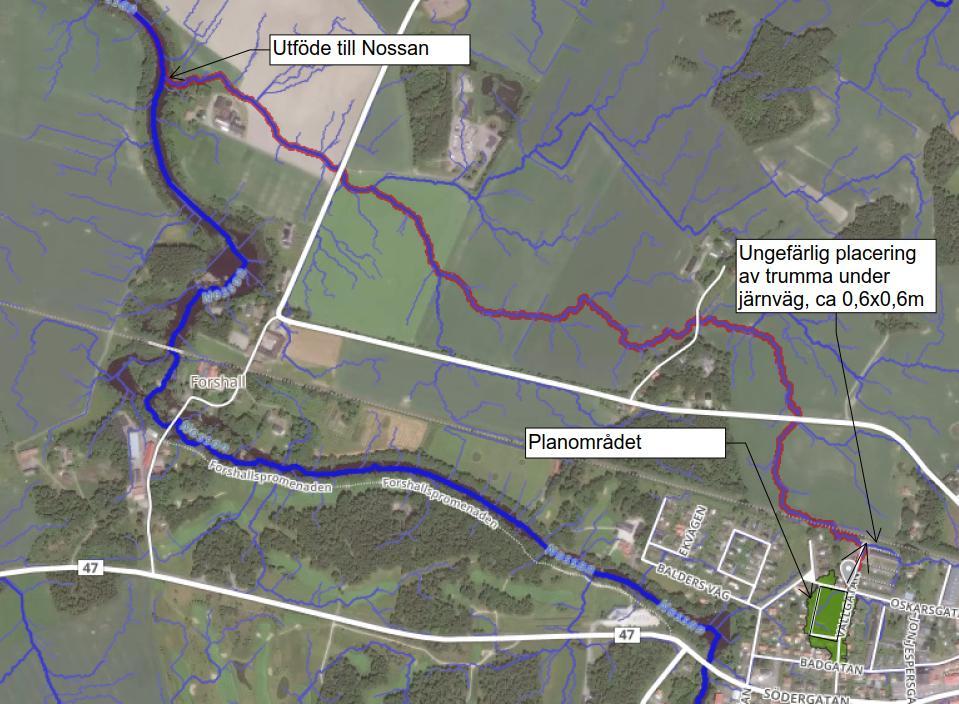 Enligt uppgift från personal på kommunen finns en trumma under järnvägen vid Vallgatans förlängning, markerad i Figur 3. Trumman är kvadratisk har uppskattningsvis dimensionen 0,6x0,6m.