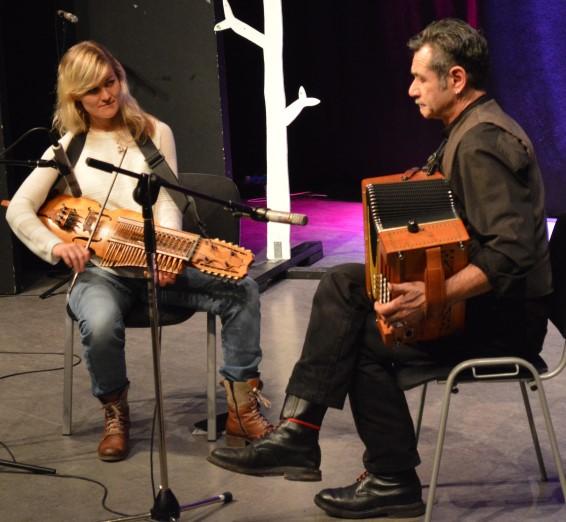 HöstFolk 2018 början på en tradition! I alla fall så hoppas vi att det blir så. HöstFolk är en fristående fortsättning på Folkmusik på Brunnen som ägde rum på Växhuset 3 november 2018.