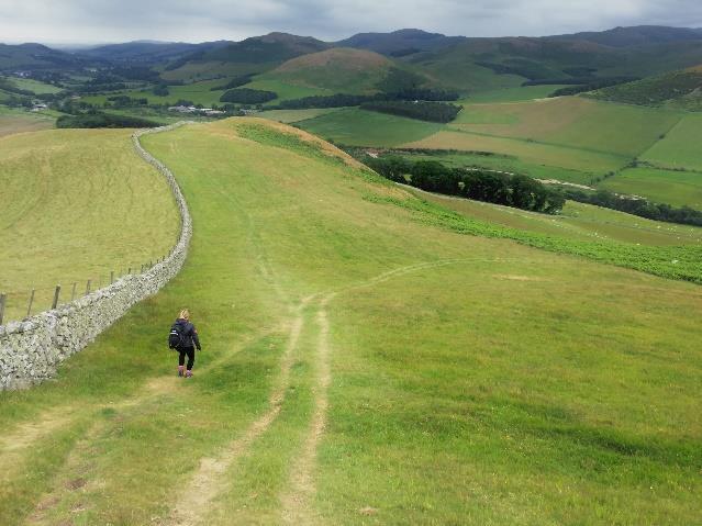 Dag 2 Melrose Harestanes/ Jedburgh Efter en rejäl skotsk frukost startar din vandring över Eildon Hill vilken erbjuder en strålande utsikt över Tweed dalen.