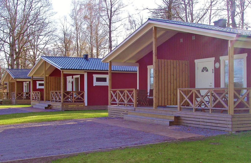 8. BJÖRKETORPS CAMPING OCH STUGBY Emmaboda Golfklubb erbjuder tre stycken parhus byggda 2010 med plats för 4-6 personer/lägenhet. Vackert belägna vid Kyrksjön i centrala Vissefjärda.