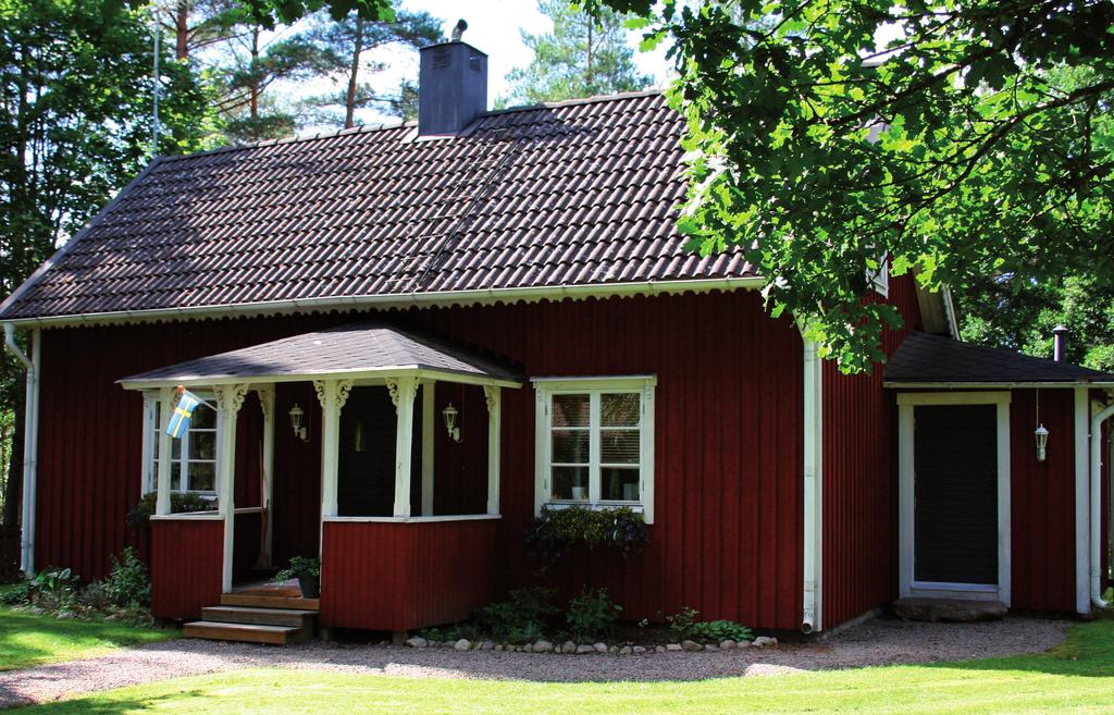 12. FLÄDINGSTORP 1:6 Stuga på 75 m² belägen 3 km från Vissefjärda där affär, golfbana och badplats finns. 3.900 kr/vecka.