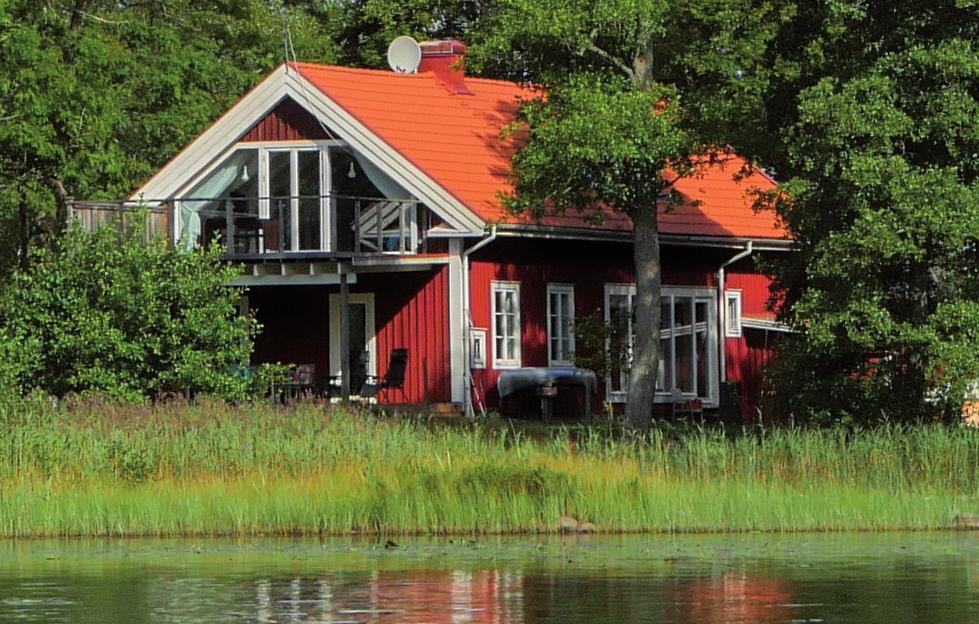 EMMABODA 3. SJÖVILLAN, ÖDEVATA Sjövilla med två lägenheter på hela 240 m². Perfekt för två familjer eller ett större kompisgäng. Huset ligger precis vid sjökanten och har egen bad- och båtbrygga.