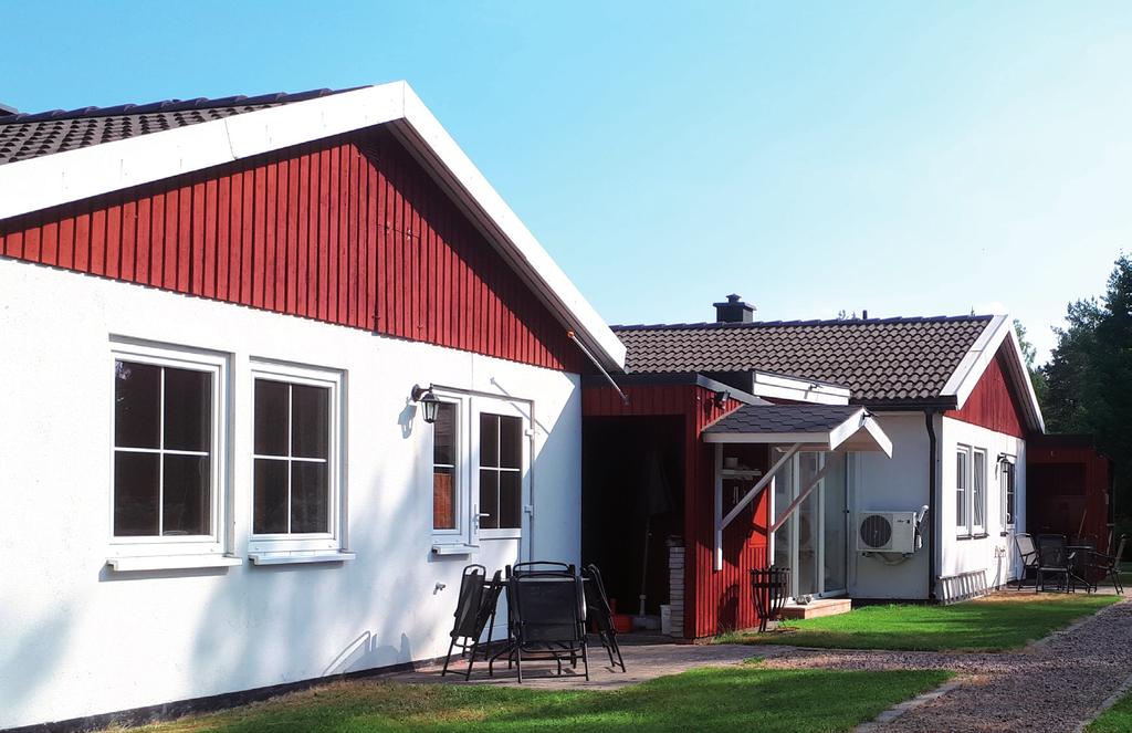 ERIKSMÅLA 6. POSTVÄGEN 13 3 små mysiga hus i Eriksmåla med 4 bäddar/hus. Husen uthyres separat eller tillsammans. Perfekt för 2-3 familjer som tillbringar semestern tillsammans.