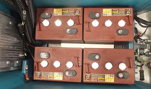 BATTERISPECIFIKATIONER Kräver fyra 6-volt deep-cycle-batterier, 260 Ah @ 20 hr. Kontakta återförsäljare eller Tennant för batterirekommendationer.