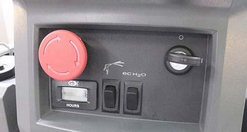 ANVÄNDNING NÖDSTOPPSKNAPP Tryck på nödstoppsknappen i händelse av en nödsituation (figur 79). Denna röda knapp stänger av all ström till maskinen.